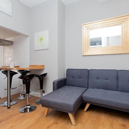 Bright & Homely City Centre Apartment Near Holyrood Edinburgh Exterior photo